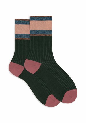 Un paio di calzini a coste verde scuro con talloni e punte rosa, e bande di rosa, blu e marrone vicino al bordo superiore.