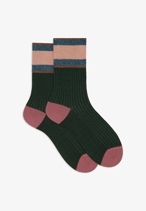 Un paio di calzini a coste verde scuro con talloni e punte rosa, e bande di rosa, blu e marrone vicino al bordo superiore.