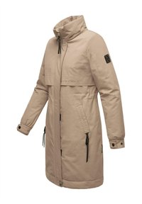 Bež parka jakna s visokim ovratnikom, zatvaranjem na zipper, podesivim vezicama i dva bočna džepa. Ima logotip na rukavu.