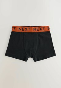 Crne bokserice s narančastim pojasom na kojem piše "NEXT." Materijal je gladak s uskim krojem i funkcionalnim prednjim otvorom.