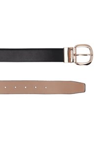 Zwarte leren riem met een glanzende goudkleurige gesp. De achterkant is glad beige en heeft meerdere verstelbare gaatjes.