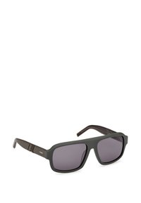 Šedé matné sluneční brýle s obdélníkovými rámy a tmavými skly. Stranice mají texturované akcenty v tmavě hnědé barvě. Tenké logo je viditelné na boku.