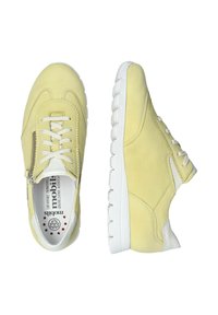 Baskets jaune clair en cuir lisse avec un panneau texturé, semelle en caoutchouc blanc et un zip latéral pour un enfilage facile. Design à lacets.