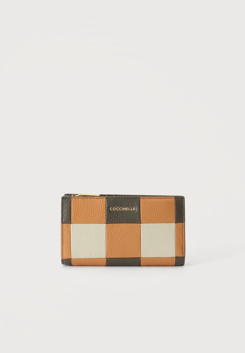 Portefeuille rectangulaire avec un motif à carreaux composé de panneaux en cuir marron, noir et crème et une petite fermeture éclair dorée sur le dessus.