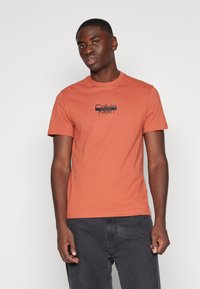 Calvin Klein CUT THROUGH LOGO - Apdrukāts T-krekls - copper sun