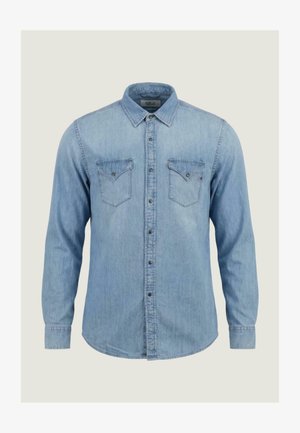 Chemise en denim bleu clair à manches longues avec fermeture à boutons sur le devant, deux poches poitrine boutonnées et col classique.