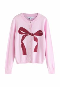 Ružová pletená cardigan s veľkým bordovým uzlom na prednej strane, okrúhlym výstrihom a zlatými gombíkovými zapínaniami. Mäkkučká textura.