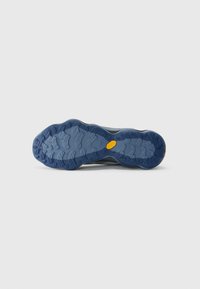 Blauer Gummi-Außensohle mit strukturiertem Grip-Muster, das ein zentrales gelbes Logo und ein geripptes Design für Traktion aufweist. Leichte und flexible Struktur.