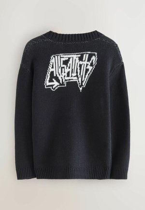 Czarny sweter dziany z białym, graficznym logo na przodzie. Projekt uzupełniają okrągły dekolt i ściągacze przy mankietach.