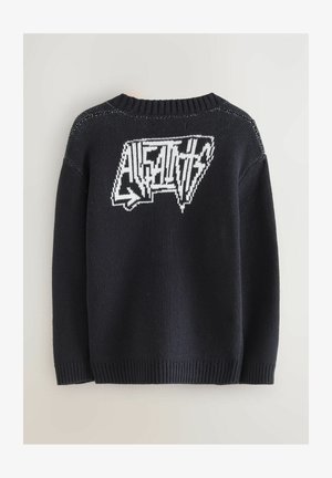 Mustast kudumist kampsun, millel on esiküljel valge graafilise logoga. Ümar kaelus ja soonikkoes varrukasäärtega disain.