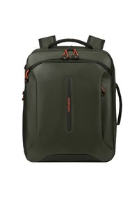 Zaino verde scuro con una texture liscia, dotato di dettagli rossi, maniglia superiore, spallacci imbottiti e una tasca frontale con zip.