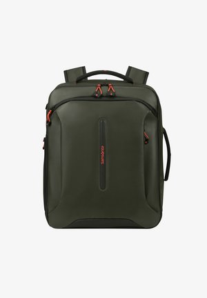 Zaino verde scuro con una texture liscia, dotato di dettagli rossi, maniglia superiore, spallacci imbottiti e una tasca frontale con zip.