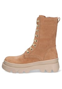Botas de combate de gamuza marrón con cordones beige, un collar acolchado y una suela robusta y gruesa. Presenta costuras reforzadas y un caña alta.