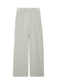 Pantalon ample gris clair en tissu doux et texturé. Il présente une taille élastique et des détails de couture subtils le long des coutures.