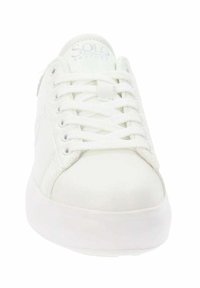 Baskets blanches avec une tige en cuir lisse, bout rond, lacets texturés, semelle en caoutchouc blanche et un logo discret sur la languette.