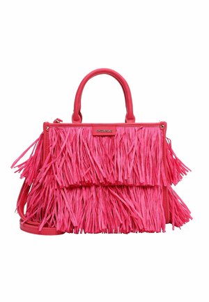 Borsa rosa brillante con texture a frange stratificate, doppi manici superiori e tracolla removibile, mostrata su sfondo bianco.