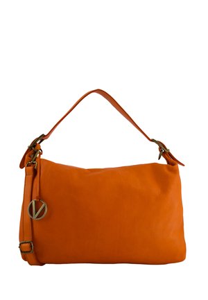 Oranje leren schoudertas met verstelbare band en ronde metalen hanger met een "V"-logo, getoond tegen een witte achtergrond.