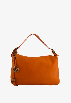 Pomarańczowa skórzana torba na ramię z regulowanym paskiem i okrągłym metalowym zawieszką z logo "V", prezentowana na białym tle.