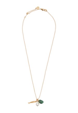 Delikatny złoty łańcuszek z trzema zawieszkami: mała złota rybka, biała perła oraz polowany zielony kamień.