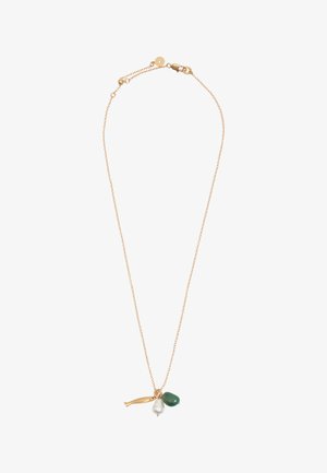 Delikatny złoty łańcuszek z trzema zawieszkami: mała złota rybka, biała perła oraz polowany zielony kamień.