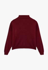 Suéter de punto burdeos con cuello alto, corte holgado y puños acanalados. Presenta una textura suave y un dobladillo corto. Sin patrones ni detalles de herrajes.