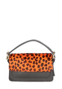 Piccola borsa a tracolla con fondo in pelle nera e parte superiore in pelliccia sintetica con motivo arancione caratterizzata da macchie di leopardo nere; dotata di una maniglia corta e hardware dorato.