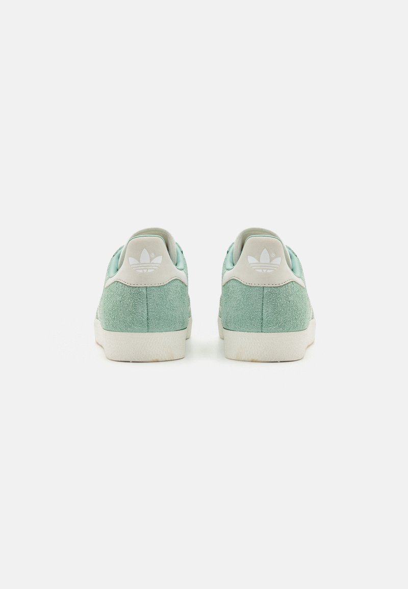 adidas Originals GAZELLE - Trainers - hazy green/off white/footwear  white/light green - Zalando