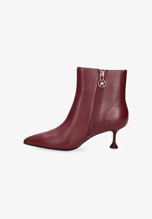 Bordeauxfarbene Lederstiefelette mit spitzer Zehenpartie, Reißverschluss und dünnem, geschwungenem Absatz. Glatte Textur mit subtiler glänzender Oberfläche.