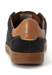 Heren sneakers met een bovenwerk van marineblauwe suede, bruin leren accenten, een tan rubberen zool en contrasterende witte stiksels langs de naden.