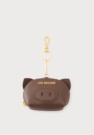 Porte-clés pochette en forme de cochon marron texturé avec clip et anneau dorés, embossé de "LOVE MOSCHINO" en lettres dorées.