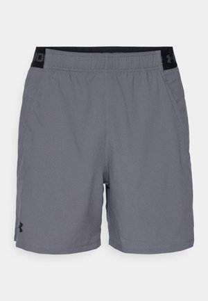 Short de sport gris avec taille élastique, poches latérales et logo noir Under Armour sur la jambe gauche et la taille.