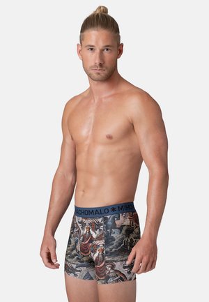 Boxer da uomo con elastico blu, decorati con dettagli colorati di figure e paesaggi su uno sfondo scuro.