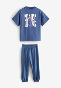 Blå bomull tvådelad outfit med en t-shirt med kort ärm som har en jordgubbsgrafik och matchande byxor med elastisk midja.