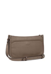 Borsa a tracolla in pelle taupe, caratterizzata da una forma rettangolare elegante, chiusura con zip, tracolla regolabile e un discreto dettaglio con logo in rilievo.
