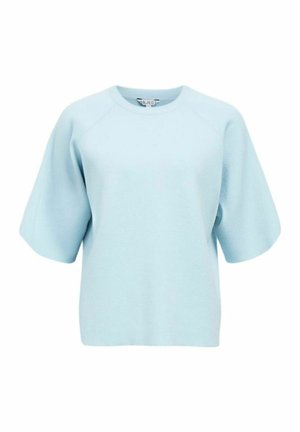 Pull bleu clair à manches courtes avec manches larges et encolure ronde sur fond blanc.