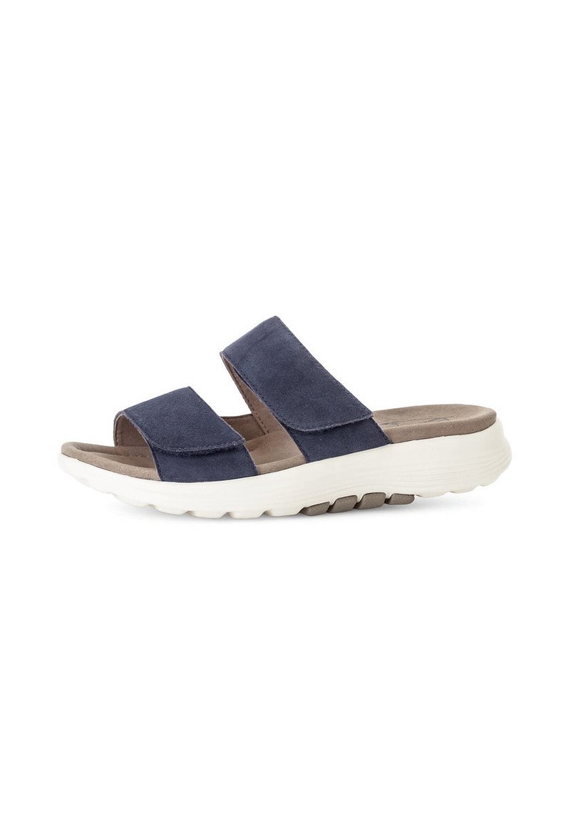 Marineblauwe slidesandalen met twee brede suède banden, een zachte beige binnenzool en een witte rubberen zool met gestructureerde groeven voor grip.