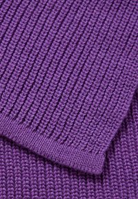 Tessuto a maglia viola con una trama a coste caratterizzata da linee verticali prominenti. Materiale morbido con una finitura liscia e un colore ricco e profondo.