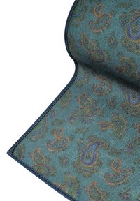 Dekoracyjny dywan o tealowym tle, złożony z misternych wzorów paisley w odcieniach purpury i pomarańczy, wykończony ciemnoniebieskim brzegiem.