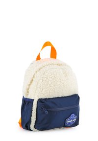 Krém színű műszőrme felső résszel, tengerészkék nylon alsó résszel, narancssárga fogantyúval és egy cipzáras zsebbel, amelyen egy kék Timberland logó felvarró található.