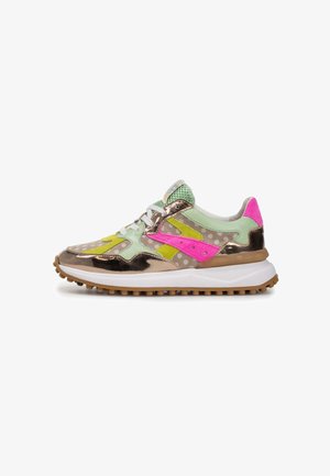Multicolor sneakers met groene mesh, metallic brons, neonroze en gele accenten, witte veters en een gestructureerde gumzool.