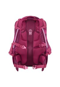Sac à dos rose avec un dos et des bretelles rembourrés en mesh, plusieurs sangles réglables et un logo au centre. Le design comprend des accents courbés.