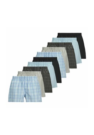 Dziewięć par męskich bokserek z elastycznym pasem w różnych kolorach i wzorach, w tym niebieska kratka, czarne oraz paski.
