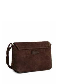 Pruun seemisnahast risti kehale kantav kott, millel on klapi sulgemine, logoga detail ja reguleeritav rihm, sile tekstuur ja minimalistlik disain.