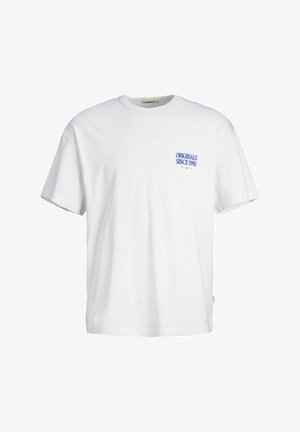 Weißes Baumwoll-T-Shirt mit lässiger Passform, mit blauer Aufschrift "ORIGINALS SINCE 1990" auf der linken Brust und einem gewebten Etikett an der Seite.