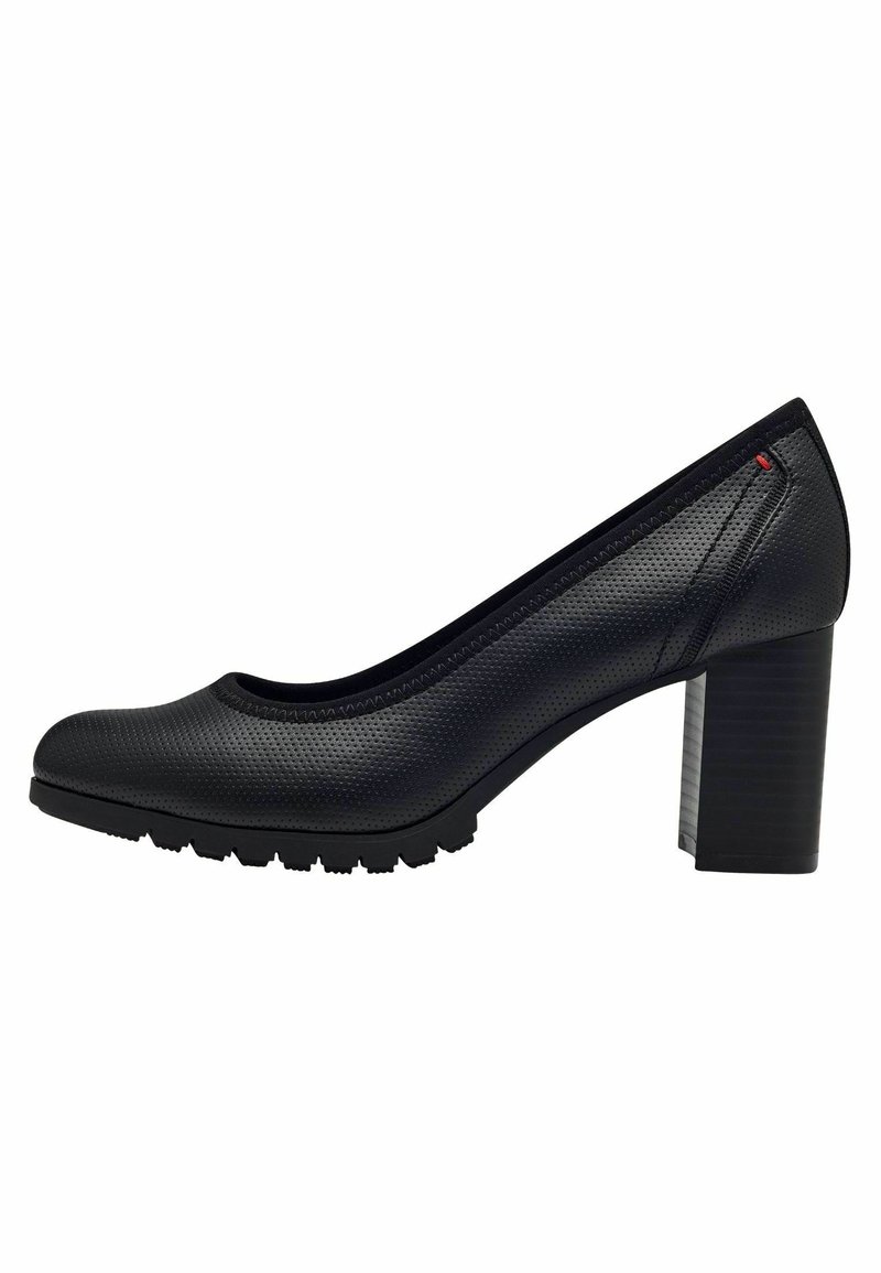 Escarpin en cuir noir perforé à petit talon carré avec semelle texturée et bout arrondi, conçu pour un usage formel ou de bureau.