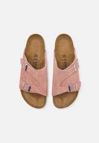 Sandali in suede rosa con due fibbie regolabili in argento e una soletta marrone TEXTURATO. Design open-toe, suole piatte e stile minimalista.