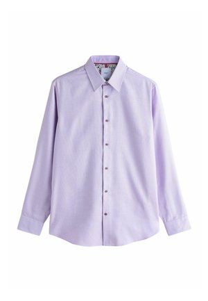 Helllila Hemd mit Knöpfen aus strukturiertem Stoff, mit spitzem Kragen, langen Ärmeln und dunklen Knöpfen an der Vorderseite.