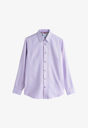 Helllila Hemd mit Knöpfen aus strukturiertem Stoff, mit spitzem Kragen, langen Ärmeln und dunklen Knöpfen an der Vorderseite.