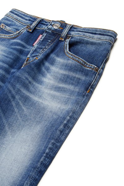 Jeans in denim di un blu medio con un motivo sbiadito e cuciture a contrasto. Presentano cinque tasche e un bottone di chiusura in vita.