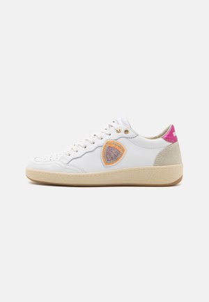 Weiße Leder-Sneaker mit perforierter Zehenpartie, orangefarbenem und pinkem Emblem, beigefarbenem strukturiertem Sohlenrand und kontrastierendem pinkem Ferseneinsatz.